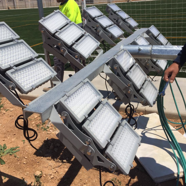 Torres, columnas, báculos para iluminación de recintos deportivos. Campos de fútbol, rugby, tenis, padel,...
